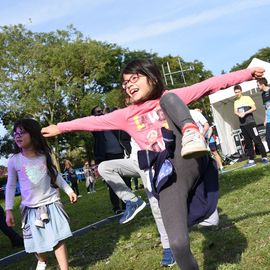 Une grande fête du sport avec près de 1500 coureur·se·s sur les 5/10km, courses jeunes et familles.Les vainqueurs des 10km ont battu le record de l'épreuve, avec la 8e meilleure performance mondiale chez les femmes!1700 euros ont été reversés à l’association Une maison au cœur de la vie, qui vient en aide aux familles dont les enfants sont hospitalisés à l’Institut Gustave-Roussy. Un grand merci aux 150 bénévoles, aux associations villejuifoises, et à tous les services de la ville.[Photos ©Anja Simonet / ©Raphaël Garnier]