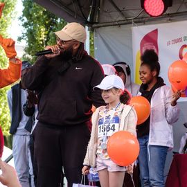 Une grande fête du sport avec près de 1500 coureur·se·s sur les 5/10km, courses jeunes et familles.Les vainqueurs des 10km ont battu le record de l'épreuve, avec la 8e meilleure performance mondiale chez les femmes!1700 euros ont été reversés à l’association Une maison au cœur de la vie, qui vient en aide aux familles dont les enfants sont hospitalisés à l’Institut Gustave-Roussy. Un grand merci aux 150 bénévoles, aux associations villejuifoises, et à tous les services de la ville.[Photos ©Anja Simonet / ©Raphaël Garnier]