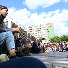 2 journées de fête, en centre-ville et au pied de la tour du 44 Jean Mermoz, organisées par le Théâtre Romain Rolland et la Ville.Un moment de féérie qui s'est aussi cette année installé en cœur de quartier pour permettre à tous d’admirer les prouesses des acrobates ![Photos Lucile Cubin]