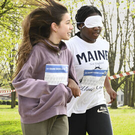 Dans le cadre de la semaine olympique et paralympique, mardi 2 avril, une centaine d’élèves de 6e de 4 collèges de Villejuif ont organisé dans le parc des hautes Bruyères une course en binôme avec un élève-guideur et un élève-guidé, les yeux masqués pour simuler le handicap. La course contre la faim vise à récolter des fonds pour Action contre la faim, pour des projets alimentaires dans le cadre de la solidarité internationale. [photos Lucile Cubin]