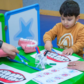 Pendant 2 semaines, la ville a choisi de mettre en valeur le droit à la santé des enfants avec des conférences et ateliers, des expos, des formations et de nombreuses animations et jeux pour les enfants et leurs parents.[photos Sylvie Grima / Lucile Cubin]