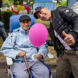 Samedi 17 mai, l’Hôpital Paul Brousse proposait un moment festif ouvert à tous : la fête de la gériatrie.L’occasion pour les patients et leurs familles de se partager un après-midi riche en rencontres et animations : parcours olympique, tir à l’arc, animation musicale, jeux en bois, maquillage, coiffure.. mais aussi buvette, brocante, tombola, stands d’artisanat et buvette ! [photos Xiwen Wang]