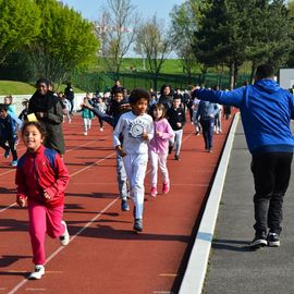 Toute la journée du 19 avril, le stade Louis Dolly a résonné des foulées et des cris d'encouragement des élèves d'élémentaire de Villejuif venus participer à la traditionnelle Course d'Endurance scolaire.