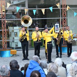 2 journées de fête, en centre-ville et au pied de la tour du 44 Jean Mermoz, organisées par le Théâtre Romain Rolland et la Ville.Un moment de féérie qui s'est aussi cette année installé en cœur de quartier pour permettre à tous d’admirer les prouesses des acrobates ![Photos Lucile Cubin]