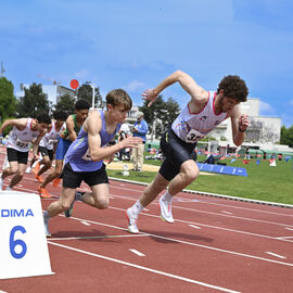Plus de 500 athlètes ont répondu présents pour transpirer sous les premières chaleurs du printemps et les efforts fournis sur la piste du stade Louis Dolly ce samedi 26 avril. Un nouveau succès pour cette 8e édition du Meeting d'Athlétisme, un évènement organisé par l'ASFI Villejuif Athlétisme et ses nombreux bénévoles, avec la Ville de Villejuif. [photos Lucile Cubin]