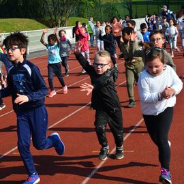 Toute la journée du 19 avril, le stade Louis Dolly a résonné des foulées et des cris d'encouragement des élèves d'élémentaire de Villejuif venus participer à la traditionnelle Course d'Endurance scolaire.