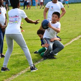 Depuis le début de l'année, 900 élèves de CE2 ont pu bénéficier de 6 à 8 séances d'initiation au rugby à l'école, organisées par la Ville et le Rugby Club du Val-de-Bièvre, en partenariat avec l'Education Nationale.