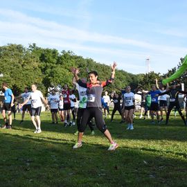 Une grande fête du sport avec près de 1500 coureur·se·s sur les 5/10km, courses jeunes et familles.Les vainqueurs des 10km ont battu le record de l'épreuve, avec la 8e meilleure performance mondiale chez les femmes!1700 euros ont été reversés à l’association Une maison au cœur de la vie, qui vient en aide aux familles dont les enfants sont hospitalisés à l’Institut Gustave-Roussy. Un grand merci aux 150 bénévoles, aux associations villejuifoises, et à tous les services de la ville.[Photos ©Anja Simonet / ©Raphaël Garnier]