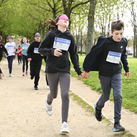 Dans le cadre de la semaine olympique et paralympique, mardi 2 avril, une centaine d’élèves de 6e de 4 collèges de Villejuif ont organisé dans le parc des hautes Bruyères une course en binôme avec un élève-guideur et un élève-guidé, les yeux masqués pour simuler le handicap. La course contre la faim vise à récolter des fonds pour Action contre la faim, pour des projets alimentaires dans le cadre de la solidarité internationale. [photos Lucile Cubin]