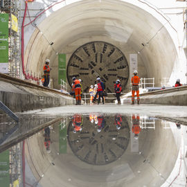 Le 18 juin le tunnelier Amandine parti d'Arcueil-Cachan pour le creusement de la ligne 15 Sud perce le mur de la future gare Gustave Roussy. En février un 1er tunnelier (ligne 14) avait traversé cette gare.Crédits photos: Société du Grand Paris / David Delaporte