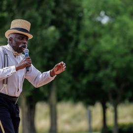 Une journée de fête pour les Seniors avec déjeuner festif abrité, spectacles et musique, dans une ambiance de guinguette conviviale et champêtre!