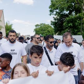 L’émotion était vive ce mercredi 6 juillet à l’occasion de la grande marche blanche organisée en la mémoire de Zinédine, jeune Villejuifois âgé de 16 ans mortellement fauché par un automobiliste vendredi dernier.Près d’un millier de personnes (famille, proches, amis, voisins, camarades du lycée, membres des clubs de football, citoyens…) sont venus lui rendre hommage. Tous vêtus de blanc, ils ont sillonné les rues de la ville entre le quartier Lamartine où il vivait et le stade Karl-Marx.[Photos Alex Bonnemaison] 