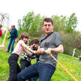 Samedi 6 avril, il n'y avait pas une mais 2 chasses aux œufs à Villejuif: la Chasse aux œufs solidaire du Secours Populaire, dans le parc des Hautes-Bruyères, avec des animations et jeux pour tous toute la journée, avec la participation de la Ludomobile.La chasse aux œufs dans le jardin partagé de la résidence Botanic Parc, un moment de rencontre et d'échanges entre voisins et de découverte du jardin pour certains. [photos Xiwen Wang / Alex Bonnemaison]