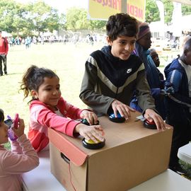 Une grande fête du sport avec près de 1500 coureur·se·s sur les 5/10km, courses jeunes et familles.Les vainqueurs des 10km ont battu le record de l'épreuve, avec la 8e meilleure performance mondiale chez les femmes!1700 euros ont été reversés à l’association Une maison au cœur de la vie, qui vient en aide aux familles dont les enfants sont hospitalisés à l’Institut Gustave-Roussy. Un grand merci aux 150 bénévoles, aux associations villejuifoises, et à tous les services de la ville.[Photos ©Anja Simonet / ©Raphaël Garnier]