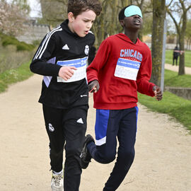 Dans le cadre de la semaine olympique et paralympique, mardi 2 avril, une centaine d’élèves de 6e de 4 collèges de Villejuif ont organisé dans le parc des hautes Bruyères une course en binôme avec un élève-guideur et un élève-guidé, les yeux masqués pour simuler le handicap. La course contre la faim vise à récolter des fonds pour Action contre la faim, pour des projets alimentaires dans le cadre de la solidarité internationale. [photos Lucile Cubin]