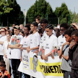 L’émotion était vive ce mercredi 6 juillet à l’occasion de la grande marche blanche organisée en la mémoire de Zinédine, jeune Villejuifois âgé de 16 ans mortellement fauché par un automobiliste vendredi dernier.Près d’un millier de personnes (famille, proches, amis, voisins, camarades du lycée, membres des clubs de football, citoyens…) sont venus lui rendre hommage. Tous vêtus de blanc, ils ont sillonné les rues de la ville entre le quartier Lamartine où il vivait et le stade Karl-Marx.[Photos Alex Bonnemaison] 