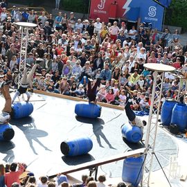 2 journées de fête, en centre-ville et au pied de la tour du 44 Jean Mermoz, organisées par le Théâtre Romain Rolland et la Ville.Un moment de féérie qui s'est aussi cette année installé en cœur de quartier pour permettre à tous d’admirer les prouesses des acrobates ![Photos Lucile Cubin]