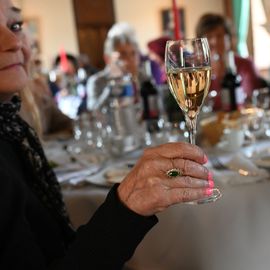 Les traditionnelles sorties d'automne emmenaient cette année une centaine de Seniors de Villejuif direction le Nord-Est, pour une escapade dans l'Aisne.Au programme : visite guidée du Domaine des Princes, à Condé en Brie, sabrage du champagne et dégustation, déjeuner en musique et flânerie dans le parc au cœur du village.[Photos Anja Simonet]