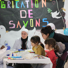 Pendant 2 semaines, la ville a choisi de mettre en valeur le droit à la santé des enfants avec des conférences et ateliers, des expos, des formations et de nombreuses animations et jeux pour les enfants et leurs parents.[photos Sylvie Grima / Lucile Cubin]