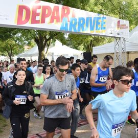 Une grande fête du sport avec près de 1500 coureur·se·s sur les 5/10km, courses jeunes et familles.Les vainqueurs des 10km ont battu le record de l'épreuve, avec la 8e meilleure performance mondiale chez les femmes!1700 euros ont été reversés à l’association Une maison au cœur de la vie, qui vient en aide aux familles dont les enfants sont hospitalisés à l’Institut Gustave-Roussy. Un grand merci aux 150 bénévoles, aux associations villejuifoises, et à tous les services de la ville.[Photos ©Anja Simonet / ©Raphaël Garnier]