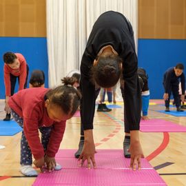 Pour donner aux parents la possibilité de faire du sport sans organiser la garde des enfants, le service des Sports donne rendez-vous aux familles de 9h à 12h, un samedi par mois: renforcement musculaire, Pilates, step, Zumba, pour les adultes... et escalade ou jeux de plein air pour les enfants de 3 à 11 ans.[Photos Sylvie Grima]