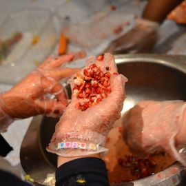 Des dizaines d'élèves d'élémentaires réunis pour la désormais traditionnelle Disco-soupe! Le principe: cuisiner à partir d'aliments invendus récupérés auprès des commerçants de la Ville. 