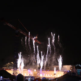 Des milliers de curieux se sont retrouvés autour du puits de la future gare pour découvrir les tunneliers et profiter des animations: ateliers, mise en lumière, spectacle pyrotechnique, live électro et gigot-bitume.