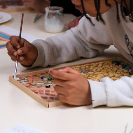 Zoom sur 3 activités enfance et jeunesse:▪️ Surf à Paris▪️ Initiation au pilotage de drones▪️ Sortie à la Ferme Pédagogique[Photos Alex Bonnemaison / Anja Simonet / Xiwen Wang]