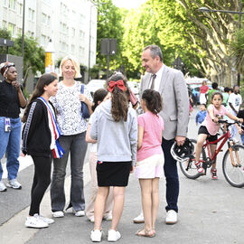 Mardi 20 mai avait lieu l'inauguration officielle de la cour Eveil de l'école Paul Langevin.Après les travaux durant l'été, les élèves avaient découvert leur nouvelle cour à la rentrée de septembre, mais il aura fallu attendre le printemps pour que les plantations prennent toute leur place dans ce nouvel espace végétalisé, pensé avec les enfants, les enseignants, les parents, les agents... Une nouvelle cour de récré permet un meilleur partage de l'espace entre les différentes activités, entre les filles et les garçons, et apporte verdure et fraicheur dans un lieu auparavant très bétonné.[photos Lucile Cubin]