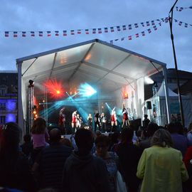 Des centaines de spectateurs massés devant la scène pour chanter avec Lisandro Cuxi, François Feldman etJoniece Jamison, danser avec le Staries Show ou applaudir le travail des musiciens et danseurs la MPT Gérard-Philipe et des Conservatoires.