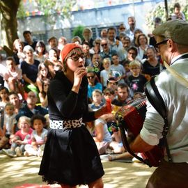 Des trapézistes renversants, une clown malicieuse, un quatuor de comédiens irrésistibles, des équilibristes dresseurs de poules et une fanfare déjantée.