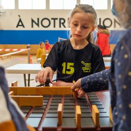 Pour donner aux parents la possibilité de faire du sport sans organiser la garde des enfants, le service des Sports donne rendez-vous aux familles de 9h à 12h, un samedi par mois: renforcement musculaire, Pilates, step, Zumba, pour les adultes... et escalade ou jeux de plein air pour les enfants de 3 à 11 ans.[Photos Sylvie Grima]