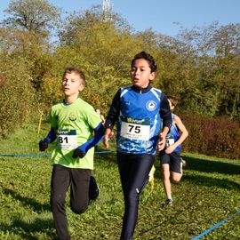 Dimanche 13 novembre, l'ASFI Villejuif Athlétisme organisait son 1er cross à destination des jeunes, au Parc Départemental des Hautes Bruyères. Pour cet évènement sportif, 17 clubs ont fait le déplacement avec plus de 500 athlètes âgé·e·s de 6 à 14 ans (catégorie Eveils à Minimes) ! [Photos Lucile Cubin]