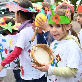 Un carnaval sur le thème du printemps pour les Accueils de Loisirs qui ont défilé dans Villejuif pour mettre de la couleur dans les rues.