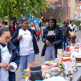 Samedi 17 mai, l’Hôpital Paul Brousse proposait un moment festif ouvert à tous : la fête de la gériatrie.L’occasion pour les patients et leurs familles de se partager un après-midi riche en rencontres et animations : parcours olympique, tir à l’arc, animation musicale, jeux en bois, maquillage, coiffure.. mais aussi buvette, brocante, tombola, stands d’artisanat et buvette ! [photos Xiwen Wang]