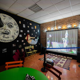 Vous étiez plusieurs centaines pour profiter des animations proposées pour cette Nuit Blanche 2025, et notamment l'installation exceptionnelle de L’Usine de film amateur de Michel Gondry, pour vivre l’expérience d’un film de A à Z : scénario, montage, effets spéciaux, doublage... jusqu’à la projection finale. [photos Xiwen Wang]