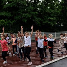 Malgré la pluie, les élèves ont enchainé les tours de piste au stade Louis Dolly lors de la traditionnelle course d'endurance.[Photo Alex Bonnemaison]