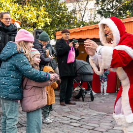 Retour en images sur le Marché de Noël en centre-ville samedi et dimanche, avec ses nombreuses animations organisées par la Ville et l'association Les commerçants de Villejuif: fanfares, Père Noël, cracheurs de feu, spectacle lumineux...[photos Xiwen Wang / Direction de la communication]