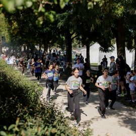 Avec près de 800 coureur·se·s et marcheur·se·s le matin et autant de jeunes et de familles l'après-midi, cette 34e édition a été de nouveau un événement sportif majeur à Villejuif et une journée de fête dans le parc des hautes-Bruyères baigné par le soleil d'automne !