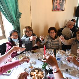 Les traditionnelles sorties d'automne emmenaient cette année une centaine de Seniors de Villejuif direction le Nord-Est, pour une escapade dans l'Aisne.Au programme : visite guidée du Domaine des Princes, à Condé en Brie, sabrage du champagne et dégustation, déjeuner en musique et flânerie dans le parc au cœur du village.[Photos Anja Simonet]