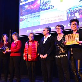 Danse ou spectacle, mais toujours autour d'un repas festif, 2 façons de se retrouver et commencer l'année dans la joie et la convivialité.