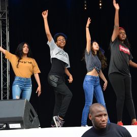 Des centaines de spectateurs massés devant la scène pour chanter avec Lisandro Cuxi, François Feldman etJoniece Jamison, danser avec le Staries Show ou applaudir le travail des musiciens et danseurs la MPT Gérard-Philipe et des Conservatoires.