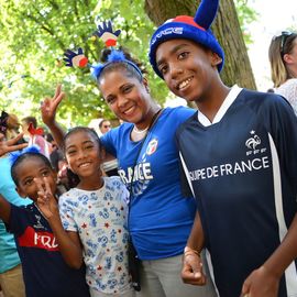 Des centaines de fans se sont réunis pour soutenir l'équipe de France en finale de la Coupe du Monde de foot et vibrer avec eux jusqu'au titre mondial !