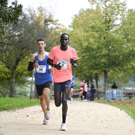 Malgré la pluie et un parc des Hautes-Bruyères détrempé, vous étiez encore plus nombreux que les 2 années précédentes sur les diverses courses à pied de la La Corrida de Villejuif: 5km, 10km, marche, courses scolaires et des familles... Bravo pour les performances, la bonne humeur et l'ambiance aux participants, aux bénévoles, à la photographe, aux clubs organisateurs et aux sponsors! [photo Lucile Cubin]