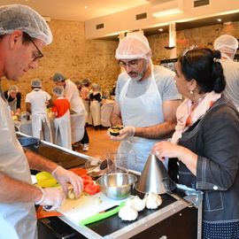 Des dizaines d'élèves d'élémentaires réunis pour la désormais traditionnelle Disco-soupe! Le principe: cuisiner à partir d'aliments invendus récupérés auprès des commerçants de la Ville. 