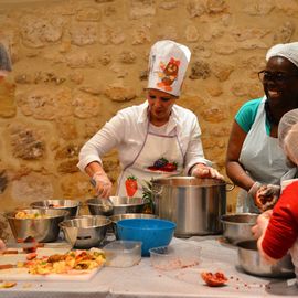 Des dizaines d'élèves d'élémentaires réunis pour la désormais traditionnelle Disco-soupe! Le principe: cuisiner à partir d'aliments invendus récupérés auprès des commerçants de la Ville. 