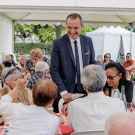 Une journée de fête pour les Seniors avec déjeuner festif abrité, spectacles et musique, dans une ambiance de guinguette conviviale et champêtre!