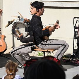 2 journées de fête, en centre-ville et au pied de la tour du 44 Jean Mermoz, organisées par le Théâtre Romain Rolland et la Ville.Un moment de féérie qui s'est aussi cette année installé en cœur de quartier pour permettre à tous d’admirer les prouesses des acrobates ![Photos Lucile Cubin]