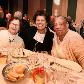 Cette année, le banquet des Seniors était de retour aux Esselières.Un rendez-vous convivial très attendu pour débuter l'année, et qui n'avait pas eu lieu depuis la crise sanitaire, remplacé par un banquet en plein air en juin.[Photos Lucie Cubin / Alex Bonnemaison]