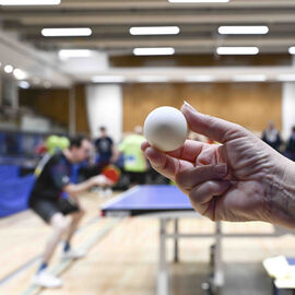 Les 20 et 21 avril, Villejuif accueillait pour la 1ère fois à la halle Collette Besson le Championnat de France de tennis de table FSGT. Cet évènement national a enregistré son record de participation, avec 66 équipes et 218 joueurs. [photos Lucile Cubin]